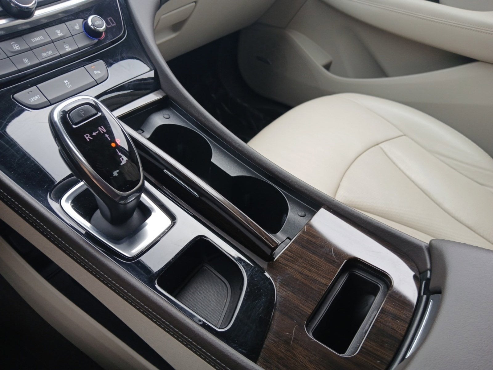 2019 Buick LaCrosse Essence W/ REAR VISION CAMERA