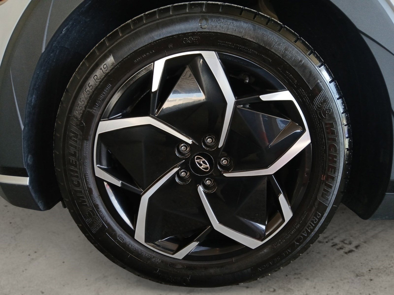 2024 Hyundai IONIQ 5 SE W/ FORWARD COLLISION AVOIDANCE ASSIST