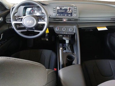 2025 Hyundai ELANTRA SE