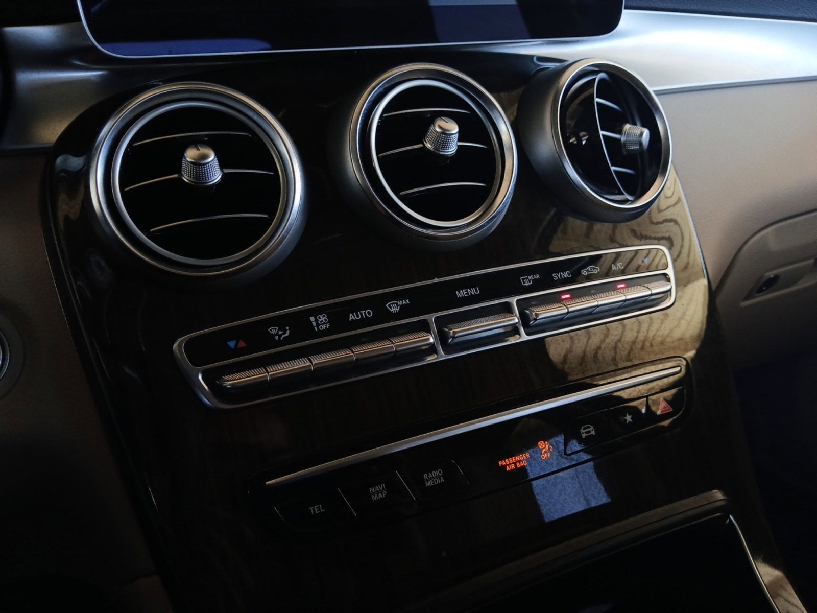 2022 Mercedes-Benz GLC 300 W/ AUTONOMOUS EMERGENCY BRAKING