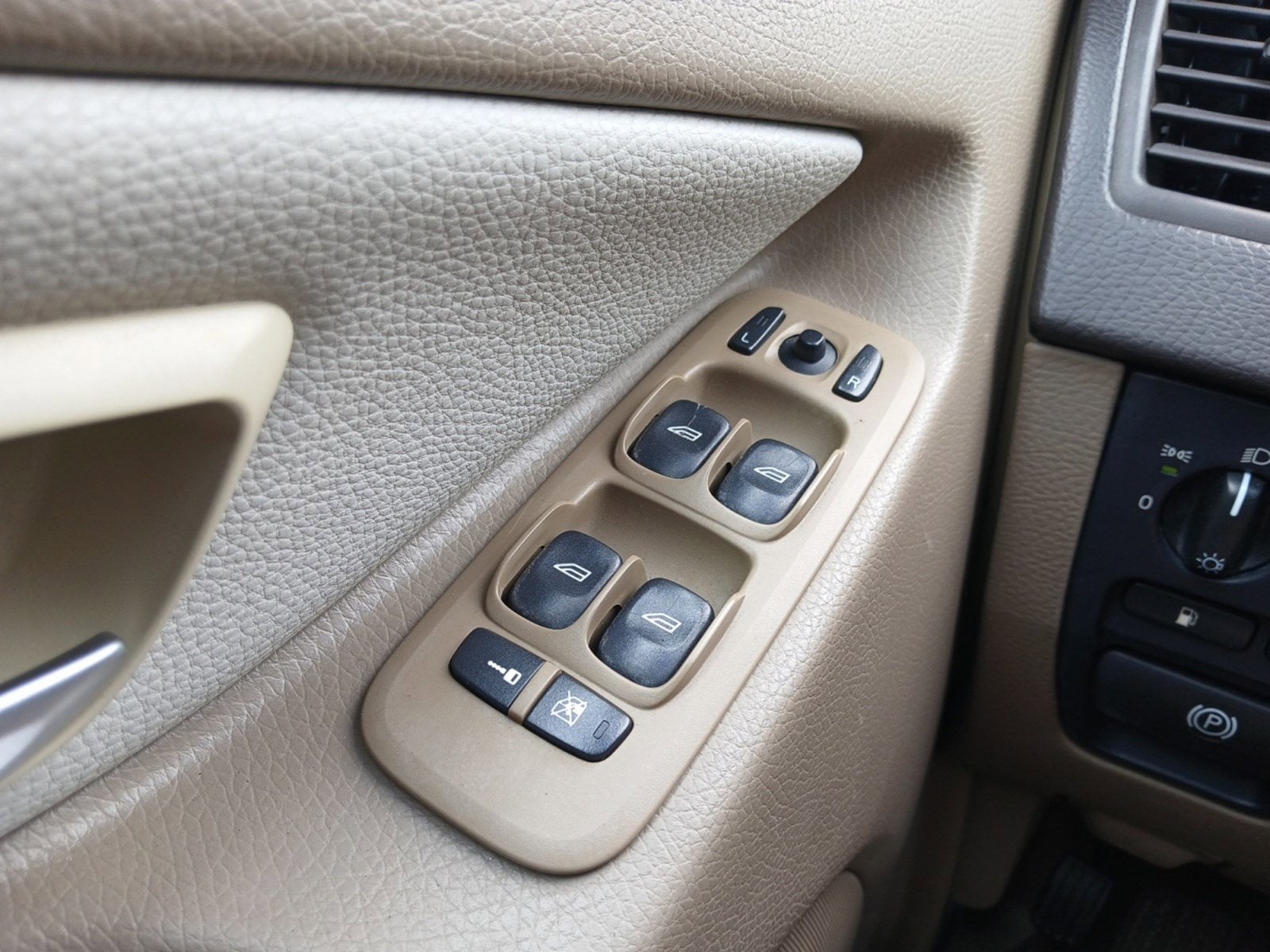 2018 Volvo XC90 T5 Momentum 3RD ROW SEAT W/ 7 PASSENGER CAPACITY