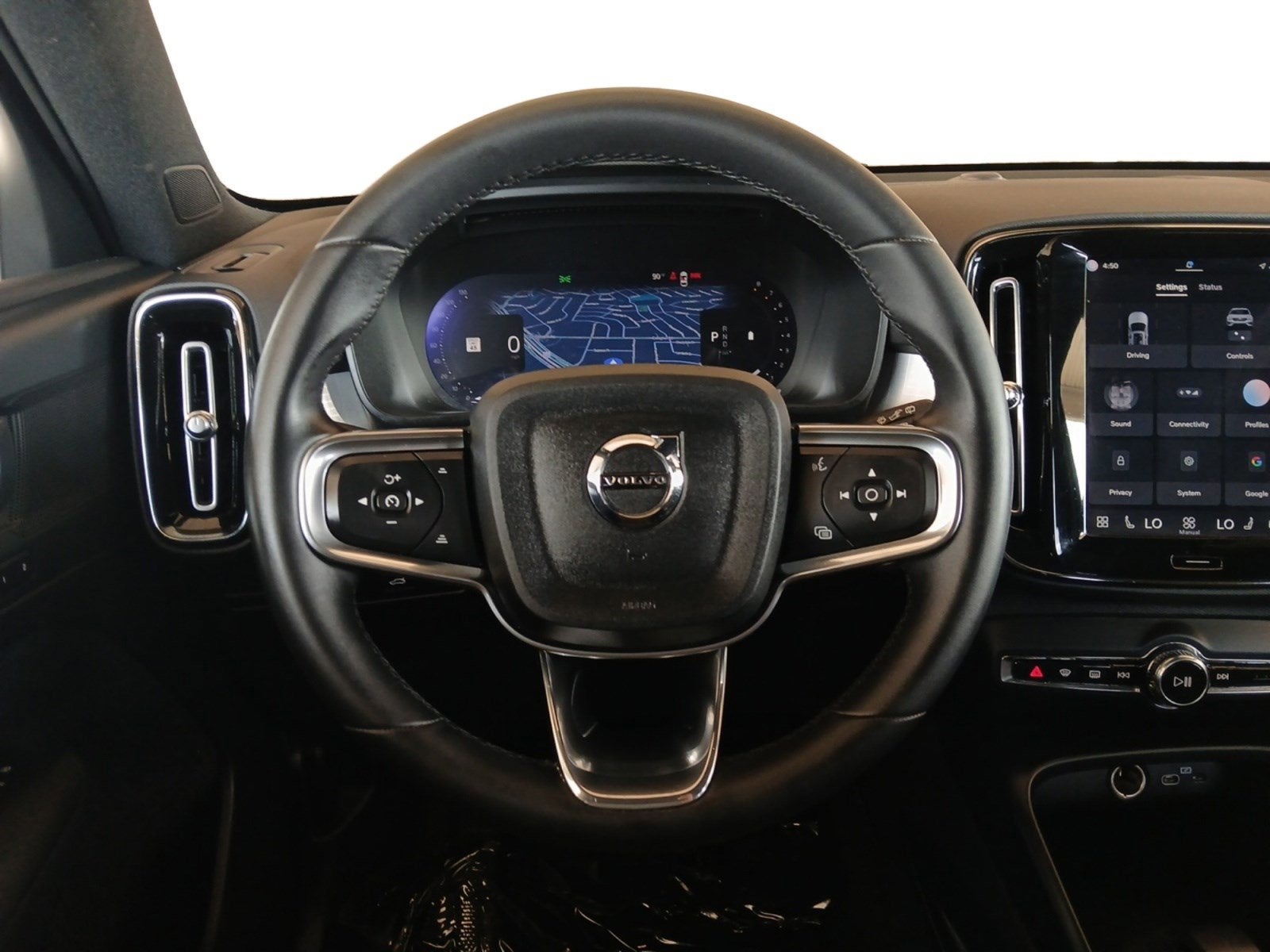 2024 Volvo XC40 B5 Core W/ POWER TAILGATE & PANORAMIC MOONROOF