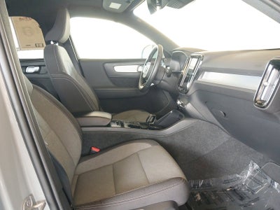 2024 Volvo XC40 B5 Core W/ POWER TAILGATE & PANORAMIC MOONROOF