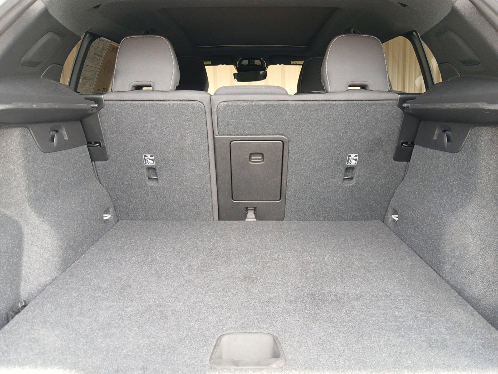 2024 Volvo XC40 B5 Core W/ POWER TAILGATE & PANORAMIC MOONROOF