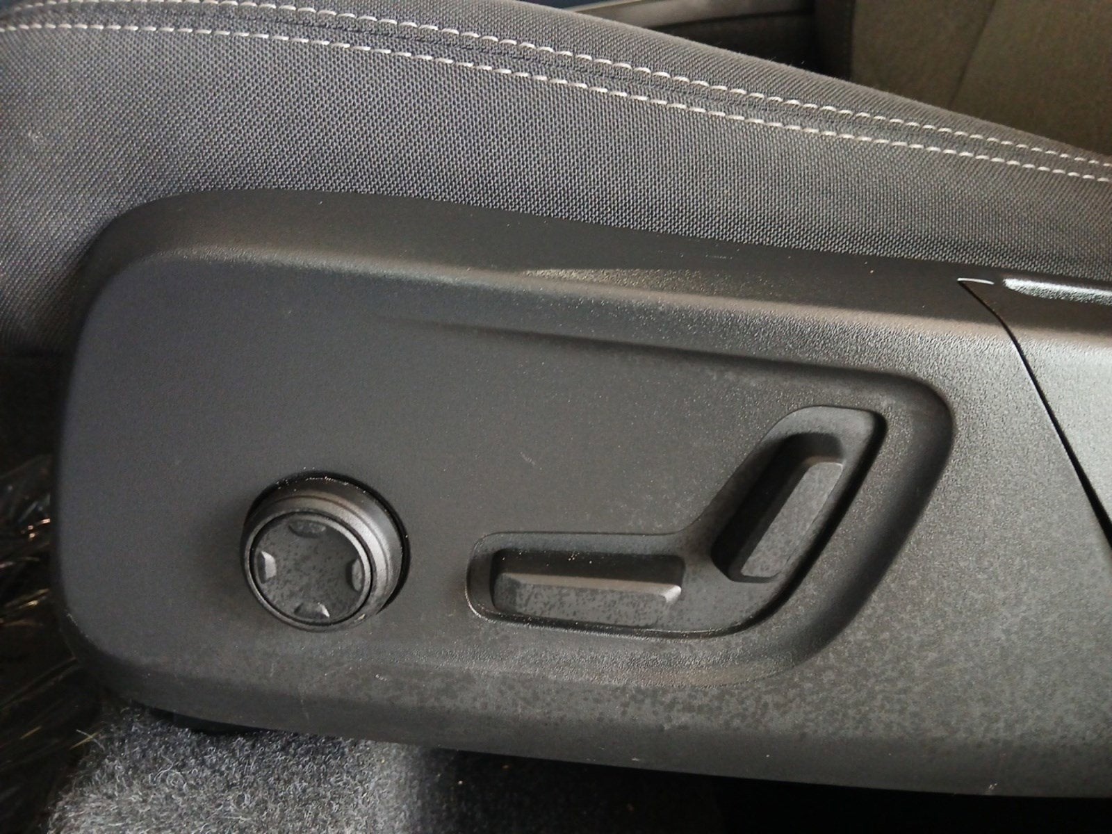 2024 Volvo XC40 B5 Core W/ POWER TAILGATE & PANORAMIC MOONROOF