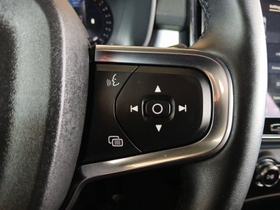 2024 Volvo XC40 B5 Core W/ POWER TAILGATE & PANORAMIC MOONROOF