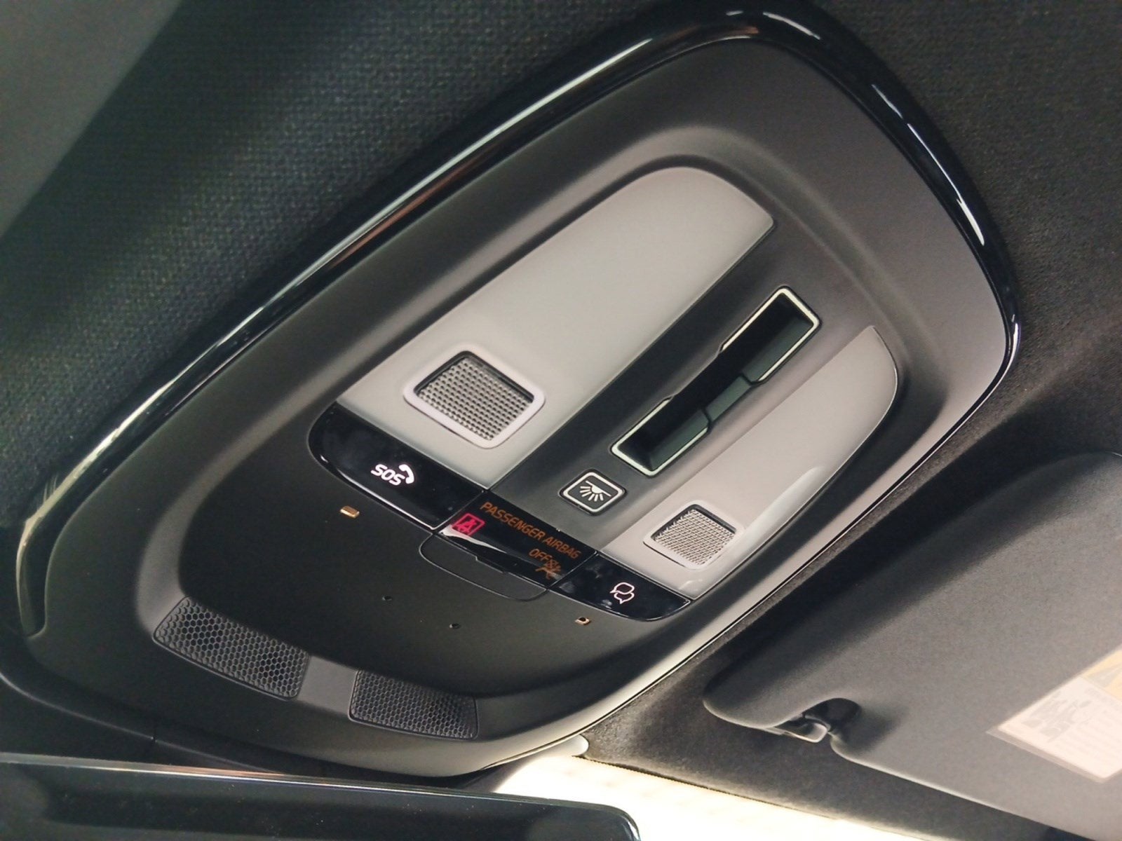 2024 Volvo XC40 B5 Core W/ POWER TAILGATE & PANORAMIC MOONROOF