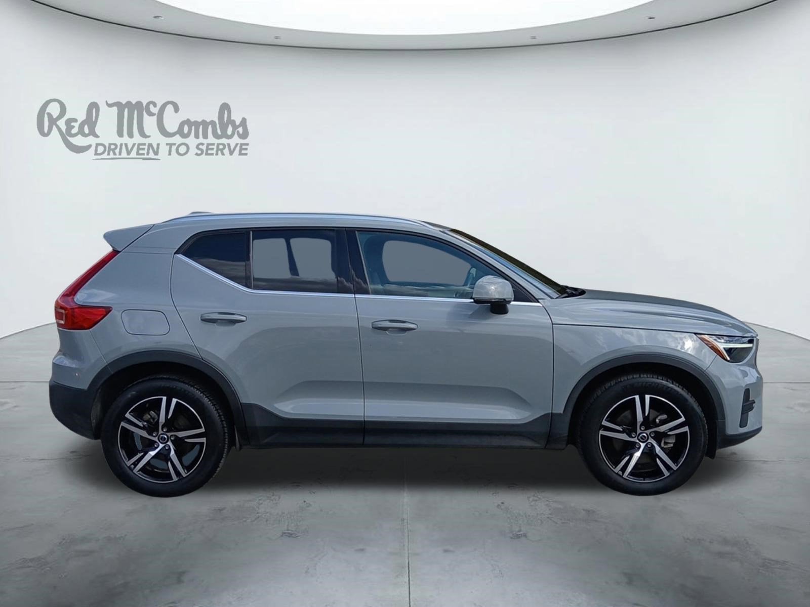 2024 Volvo XC40 B5 Core W/ POWER TAILGATE & PANORAMIC MOONROOF